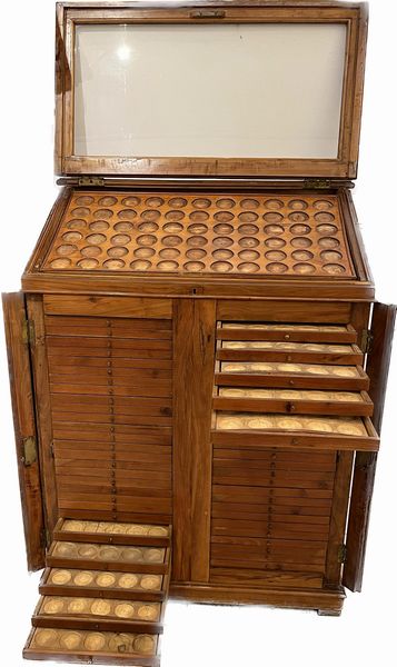 ELEGANTE MOBILE-MONETIERE IN LEGNO DI NOCE CHIARO DI INIZIO XX SECOLO.  - Asta Numismatica - Associazione Nazionale - Case d'Asta italiane