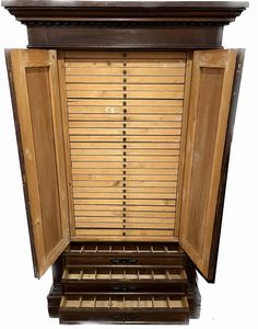 MOBILE-MONETIERE IN LEGNO DI NOCE SCURO DI INIZIO XX SECOLO CON MONETE ALL'INTERNO.  - Asta Numismatica - Associazione Nazionale - Case d'Asta italiane