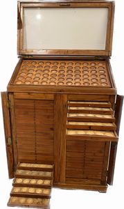 ELEGANTE MOBILE-MONETIERE IN LEGNO DI NOCE CHIARO DI INIZIO XX SECOLO.  - Asta Numismatica - Associazione Nazionale - Case d'Asta italiane