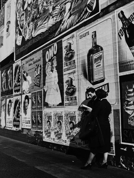 Mario de Biasi : Citt� di Milano, pubblicit�  - Asta Fotografia: Under 1K - Associazione Nazionale - Case d'Asta italiane