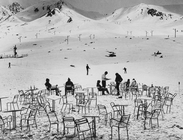 Jean Ribiére : La terrasse de Caf� dans la neige  - Asta Fotografia: Under 1K - Associazione Nazionale - Case d'Asta italiane