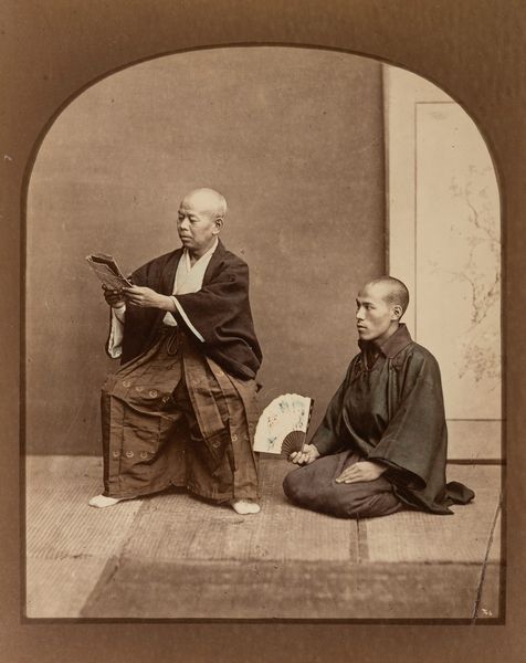 Raimund Von Stillfried, Attribuito a : Senza titolo (Notabile con giornale e suo servitore con ventaglio)  - Asta Fotografia: Under 1K - Associazione Nazionale - Case d'Asta italiane