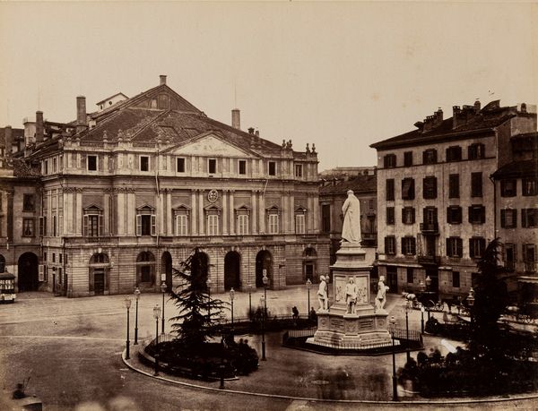 Anonimo : Milano, Monumento a Leonardo da Vinci e Teatro alla Scala  - Asta Fotografia: Under 1K - Associazione Nazionale - Case d'Asta italiane