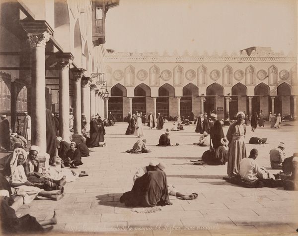 Félix Bonfils : Groupe de barques � voiles remontant le Nil ; Cour et colonnade de la mosqu�e El-Argharar, avec �tundians  - Asta Fotografia: Under 1K - Associazione Nazionale - Case d'Asta italiane