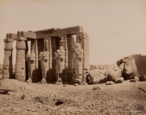 Félix Bonfils : Th�bes, Colosses de Memnon, Egypte ; Thebes, Egypte  - Asta Fotografia: Under 1K - Associazione Nazionale - Case d'Asta italiane