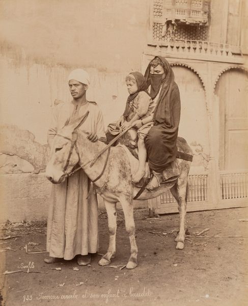Félix Bonfils : Charrette transportant les femmes arabes ; Femme arabe et son enfant � baudette  - Asta Fotografia: Under 1K - Associazione Nazionale - Case d'Asta italiane
