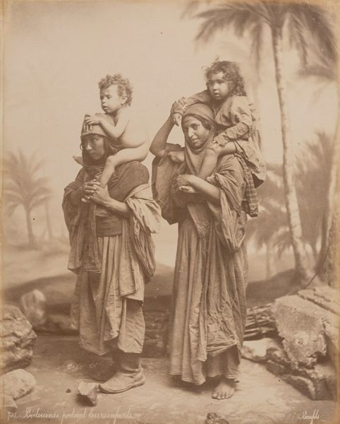 Félix Bonfils : B�douines portant leurs enfants ; Dame arabe  - Asta Fotografia: Under 1K - Associazione Nazionale - Case d'Asta italiane