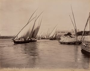 Félix Bonfils - Groupe de barques  voiles remontant le Nil ; Cour et colonnade de la mosque El-Argharar, avec tundians