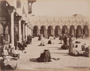 Félix Bonfils : Groupe de barques � voiles remontant le Nil ; Cour et colonnade de la mosqu�e El-Argharar, avec �tundians  - Asta Fotografia: Under 1K - Associazione Nazionale - Case d'Asta italiane