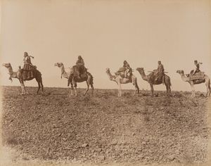 Félix Bonfils : Chameliers en marche dance le d�sert ; vue g�n�rale Assiut  - Asta Fotografia: Under 1K - Associazione Nazionale - Case d'Asta italiane