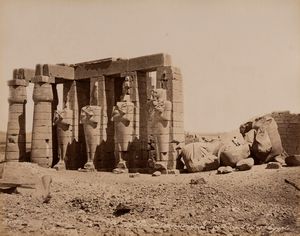 Félix Bonfils : Th�bes, Colosses de Memnon, Egypte ; Thebes, Egypte  - Asta Fotografia: Under 1K - Associazione Nazionale - Case d'Asta italiane