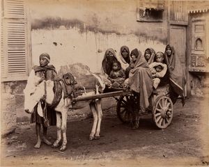 Félix Bonfils - Charrette transportant les femmes arabes ; Femme arabe et son enfant  baudette