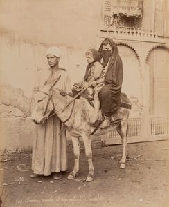 Félix Bonfils : Charrette transportant les femmes arabes ; Femme arabe et son enfant � baudette  - Asta Fotografia: Under 1K - Associazione Nazionale - Case d'Asta italiane