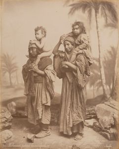 Félix Bonfils : B�douines portant leurs enfants ; Dame arabe  - Asta Fotografia: Under 1K - Associazione Nazionale - Case d'Asta italiane