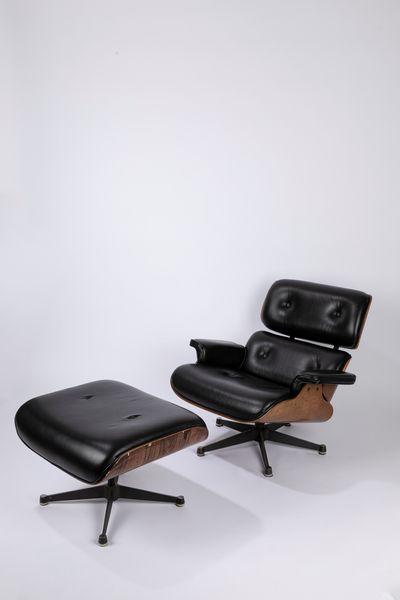 Charles & Ray Eames : Poltrona e poggiapiedi  - Asta Tiny design - Associazione Nazionale - Case d'Asta italiane