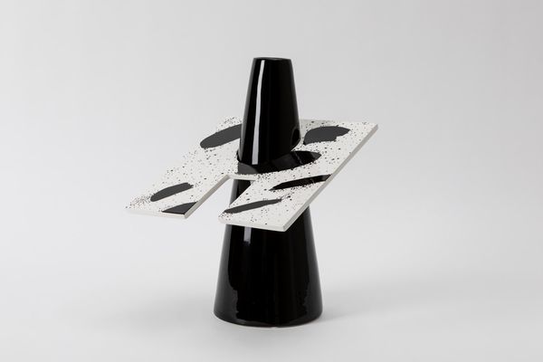 ALESSANDRO MENDINI : Vaso 4 Mani, mod. Colletto 5  - Asta Tiny design - Associazione Nazionale - Case d'Asta italiane