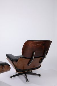 Charles & Ray Eames : Poltrona e poggiapiedi  - Asta Tiny design - Associazione Nazionale - Case d'Asta italiane