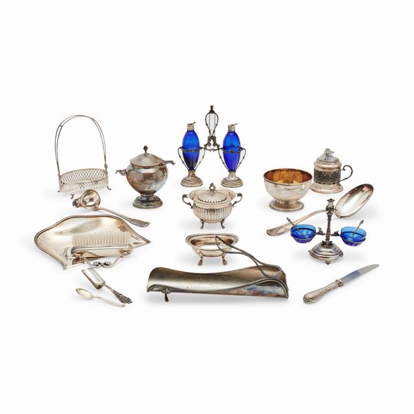 Ventisette oggetti in argento, Italia XX secolo  - Asta Argenti dal XVIII al XX secolo - Associazione Nazionale - Case d'Asta italiane