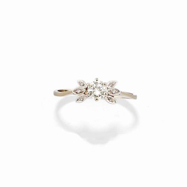 Anello in oro bianco 18k e diamanti  - Asta Argenti dal XVIII al XX secolo - Associazione Nazionale - Case d'Asta italiane