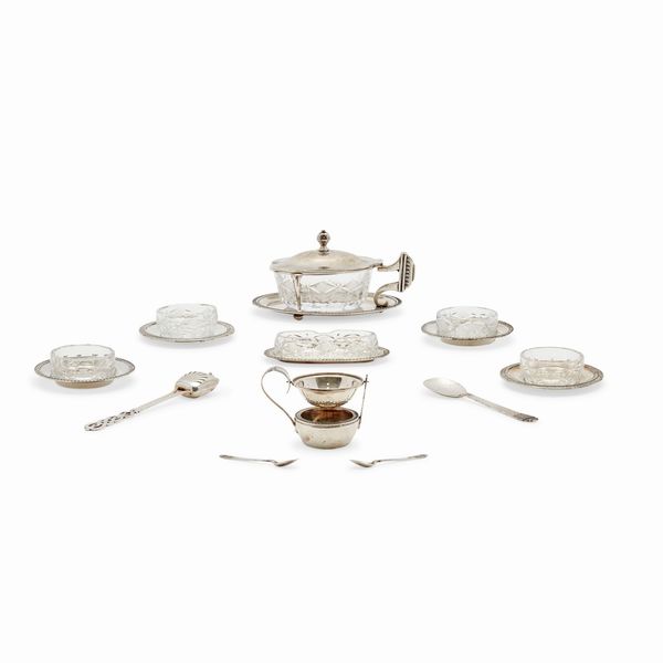 Formaggiera, cucchiaio da t� con colino, tre cucchiaini e quattro piattini in argento, Italia XX secolo  - Asta Argenti dal XVIII al XX secolo - Associazione Nazionale - Case d'Asta italiane