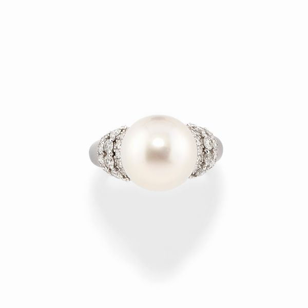 Anello in oro bianco 18k, diamanti e perla coltivata  - Asta Argenti dal XVIII al XX secolo - Associazione Nazionale - Case d'Asta italiane