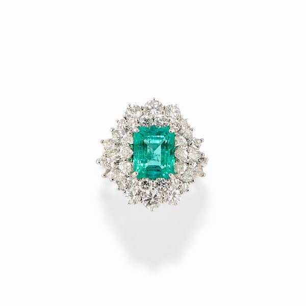 Anello in oro bianco 18k, diamanti e smeraldo  - Asta Argenti dal XVIII al XX secolo - Associazione Nazionale - Case d'Asta italiane