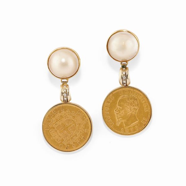 Orecchini in oro giallo 18k, perle mab�, diamanti e monete  - Asta Argenti dal XVIII al XX secolo - Associazione Nazionale - Case d'Asta italiane