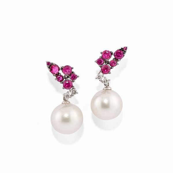 Orecchini in oro bianco 18k, perle coltivate, diamanti e rubini  - Asta Argenti dal XVIII al XX secolo - Associazione Nazionale - Case d'Asta italiane