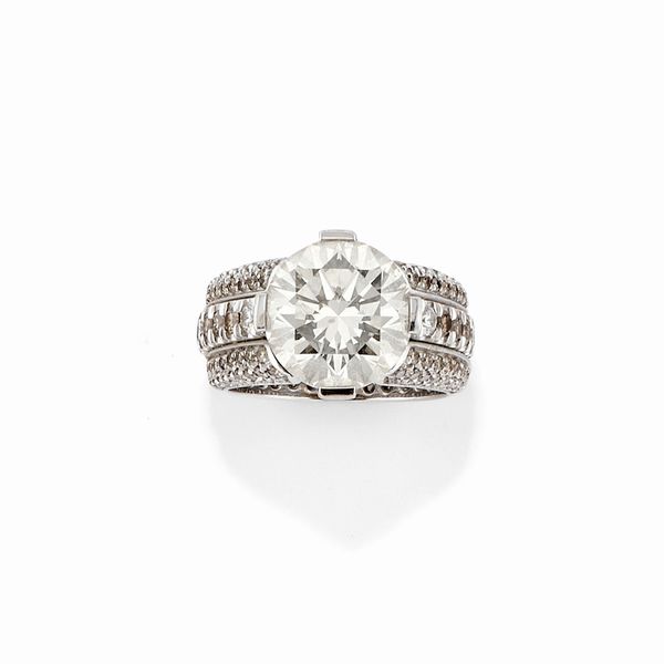 Importante anello in oro bianco 18k e diamanti  - Asta Argenti dal XVIII al XX secolo - Associazione Nazionale - Case d'Asta italiane