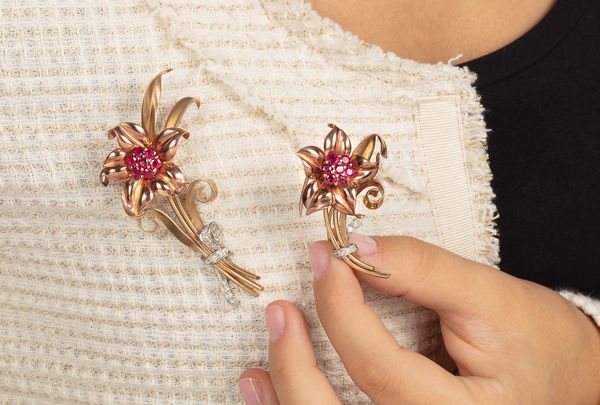 Spilla raffigurante due fiori con diamanti e rubini Burma  - Asta Fine jewels - Associazione Nazionale - Case d'Asta italiane