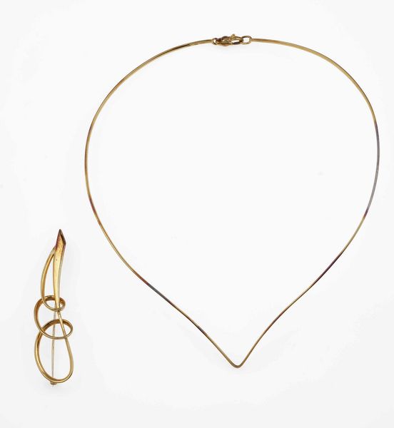 Scavia. Lotto composto da due girocolli, un bracciale, due spille ed un orecchino con piccoli diamanti  - Asta Fine jewels - Associazione Nazionale - Case d'Asta italiane