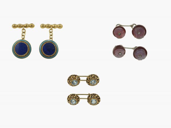 Lotto composto da tre paia di bottoni da polso con smalti policromi e gemme incise  - Asta Fine jewels - Associazione Nazionale - Case d'Asta italiane