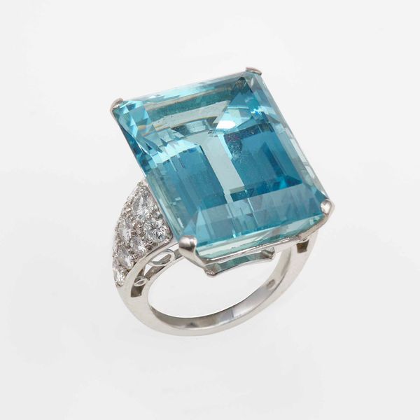 Anello con acquamarina di ct 35.89 circa con diamanti  - Asta Fine jewels - Associazione Nazionale - Case d'Asta italiane