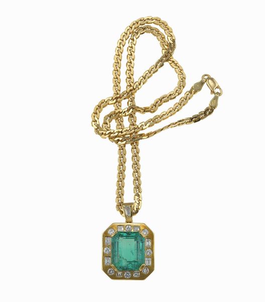 Collana con pendente con smeraldo Colombia di ct 12.00 circa e diamanti a contorno  - Asta Fine jewels - Associazione Nazionale - Case d'Asta italiane
