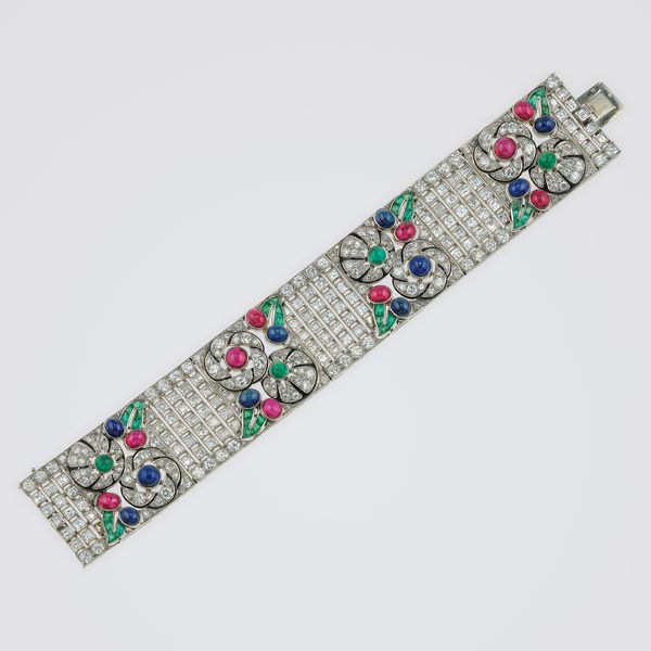 Boucheron, Paris. Bracciale con diamanti taglio carr e brillante, smalto nero, smeraldi, rubini e zaffiri taglio cabochon  - Asta Fine jewels - Associazione Nazionale - Case d'Asta italiane
