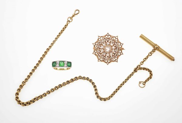 Lotto composto da una catena da orologio, un anello con smeraldi e diamanti ed una spilla  - Asta Fine jewels - Associazione Nazionale - Case d'Asta italiane
