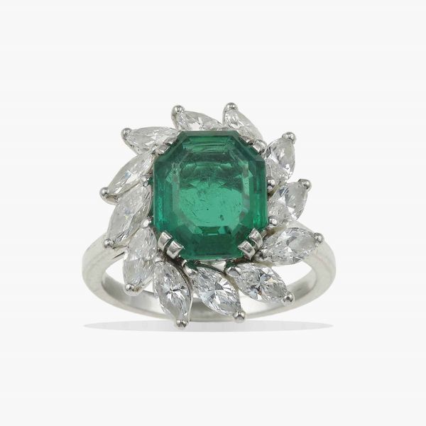 Anello smeraldo Colombia ct 4.35 e diamanti taglio navette a contorno  - Asta Fine jewels - Associazione Nazionale - Case d'Asta italiane