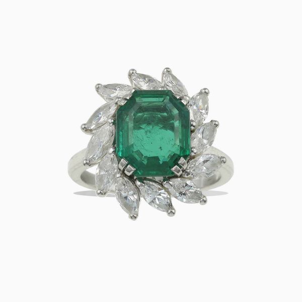 Anello smeraldo Colombia ct 4.35 e diamanti taglio navette a contorno  - Asta Fine jewels - Associazione Nazionale - Case d'Asta italiane