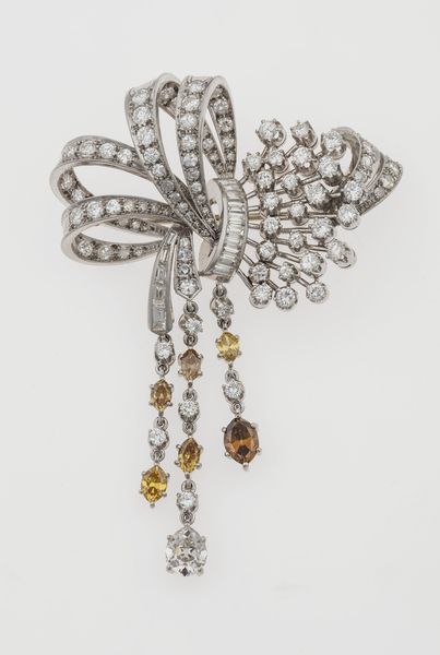 Spilla fiocco con diamanti e diamanti fancy brown  - Asta Fine jewels - Associazione Nazionale - Case d'Asta italiane