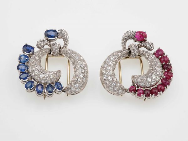 Coppia di clips con diamanti, zaffiri e rubini  - Asta Fine jewels - Associazione Nazionale - Case d'Asta italiane