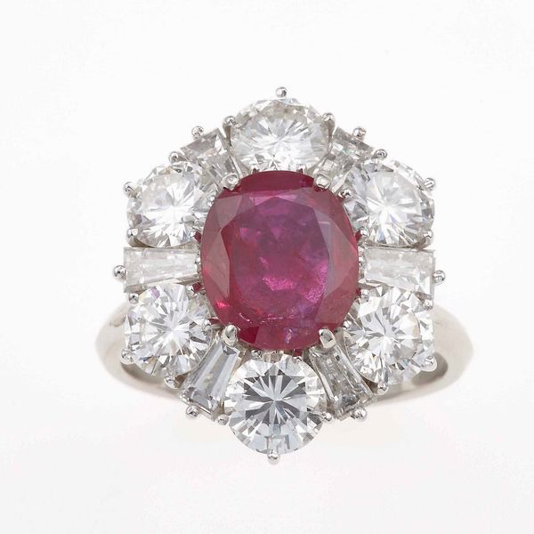 Anello con rubino Burma, nessuna indicazione di riscaldamento, di ct 2.75 circa e diamanti a contorno  - Asta Fine jewels - Associazione Nazionale - Case d'Asta italiane
