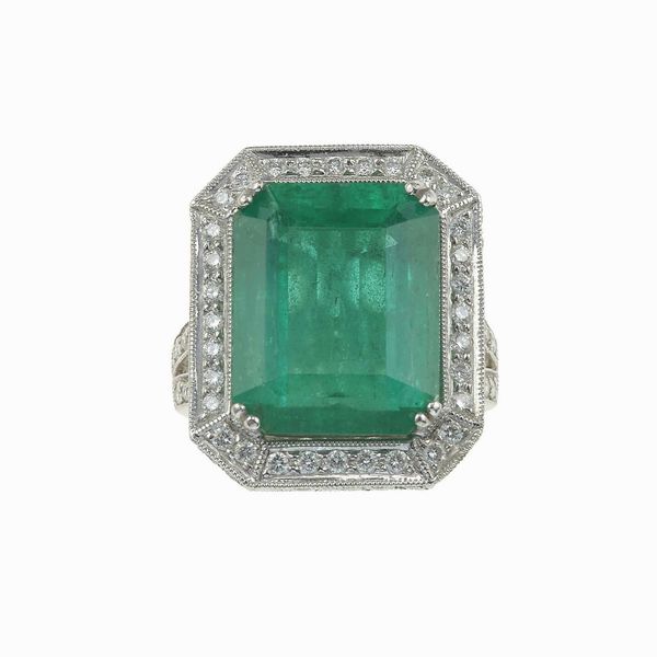 Anello con smeraldo Colombia di ct 12.00 circa  - Asta Fine jewels - Associazione Nazionale - Case d'Asta italiane