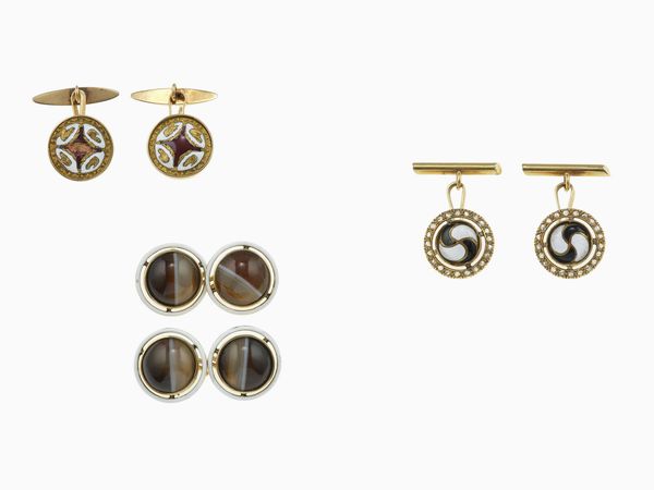 Lotto composto da tre paia di bottoni da polso con smalti policromi e agata  - Asta Fine jewels - Associazione Nazionale - Case d'Asta italiane
