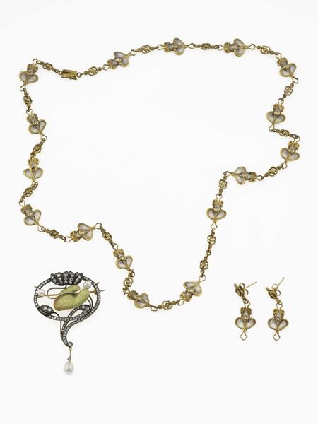 Sautoir ed orecchini con plique-�-jour e spilla con smalto, piccoli diamanti e perlina  - Asta Fine jewels - Associazione Nazionale - Case d'Asta italiane