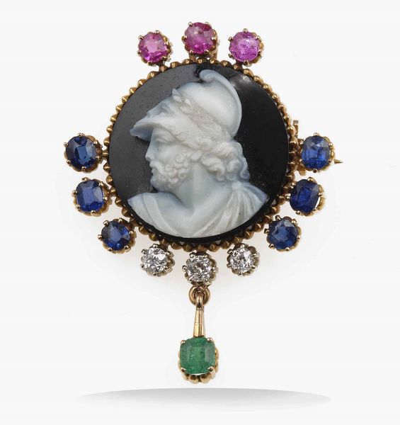 Spilla/pendente con cammeo su agata con rubini, zaffiri, diamanti e smeraldo  - Asta Fine jewels - Associazione Nazionale - Case d'Asta italiane