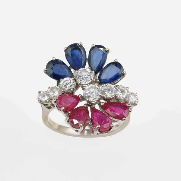 Anello con diamanti, zaffiri e rubini  - Asta Fine jewels - Associazione Nazionale - Case d'Asta italiane