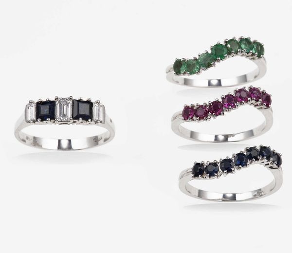 Lotto composto da quattro anelli con rubini, smeraldi, zaffiri e diamanti  - Asta Fine jewels - Associazione Nazionale - Case d'Asta italiane
