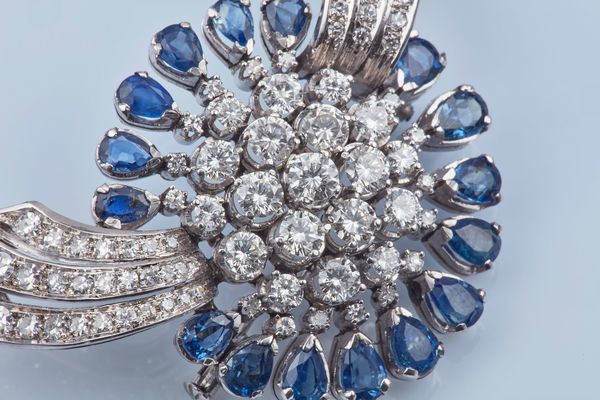 Spilla con zaffiri taglio goccia e diamanti  - Asta Fine jewels - Associazione Nazionale - Case d'Asta italiane