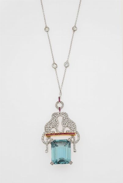 Pendente con acquamarina di ct 31.00 circa, pav� di diamanti e rubini taglio carr�  - Asta Fine jewels - Associazione Nazionale - Case d'Asta italiane