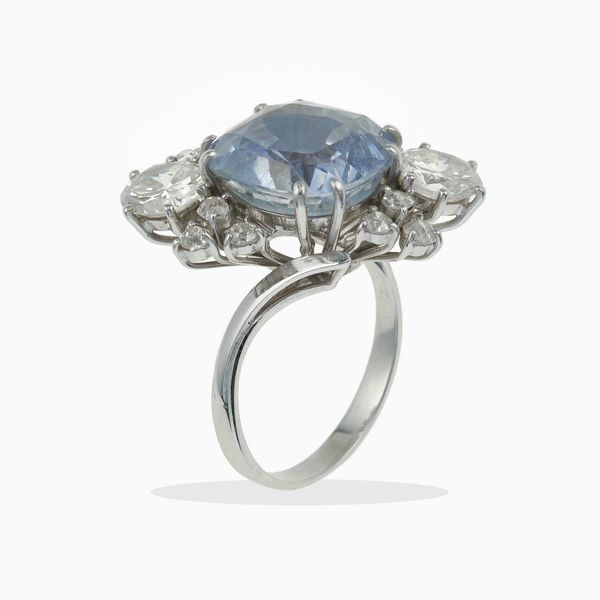 Anello con zaffiro Sri Lanka di ct 13.00 circa e due diamanti taglio brillante di ct 1.20 circa  - Asta Fine jewels - Associazione Nazionale - Case d'Asta italiane